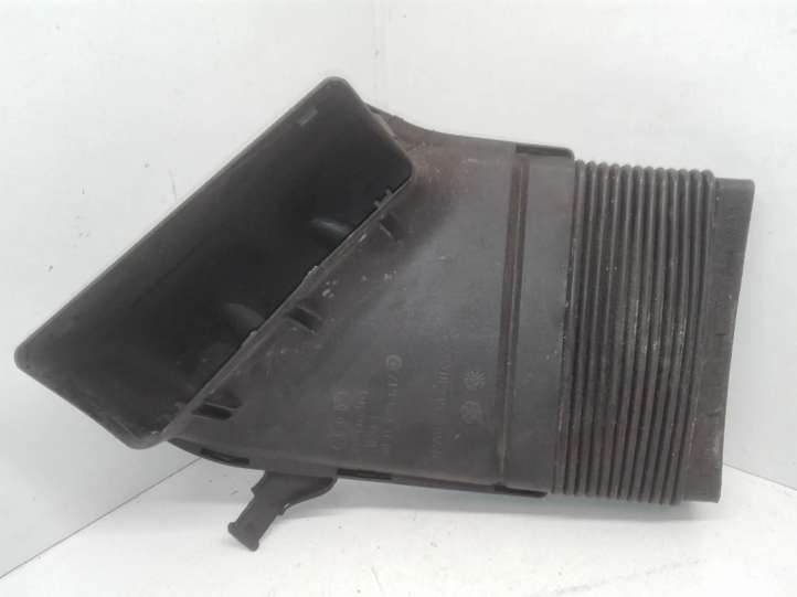 8E0129617D Audi A4 S4 B6 8E 8H Oro paėmimo kanalo detalė (-ės)