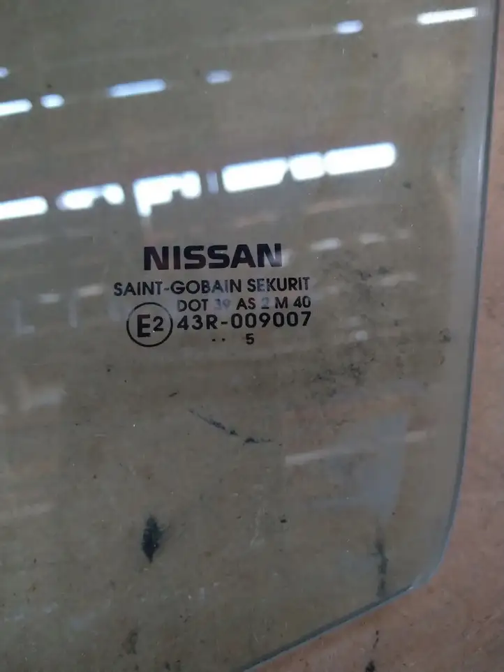 Nissan Leaf I (ZE0) (2010 - 2017) Стекло передней двери — фото 2