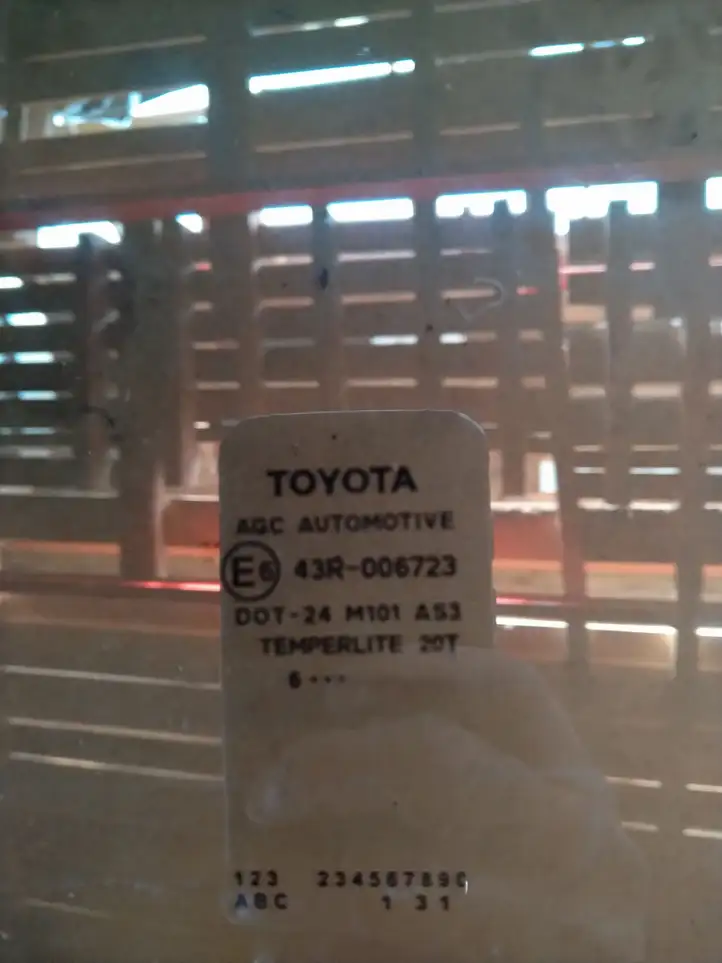 Toyota Yaris (2012 - 2014) Стекло задней двери — фото 2