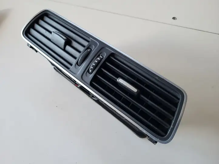 Volkswagen PASSAT B7 (2011 - 2014) Центральный воздушный дефлектор — фото 1