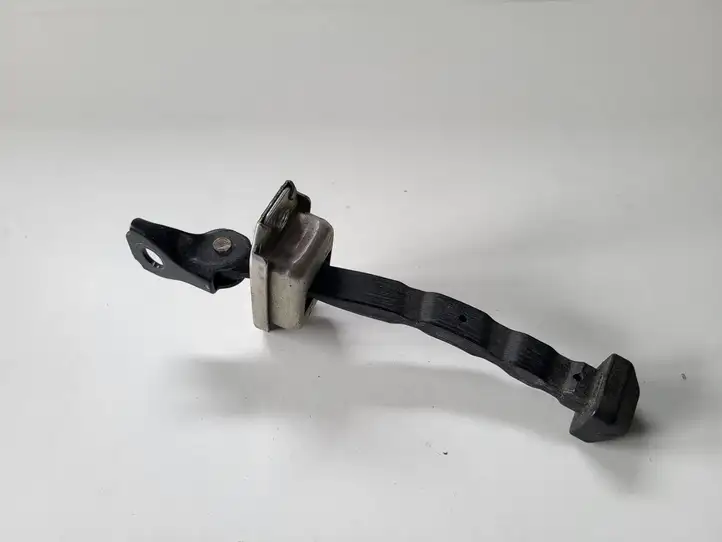 Mazda 3. (2016 - 2018)   Ограничитель открывания передней двери