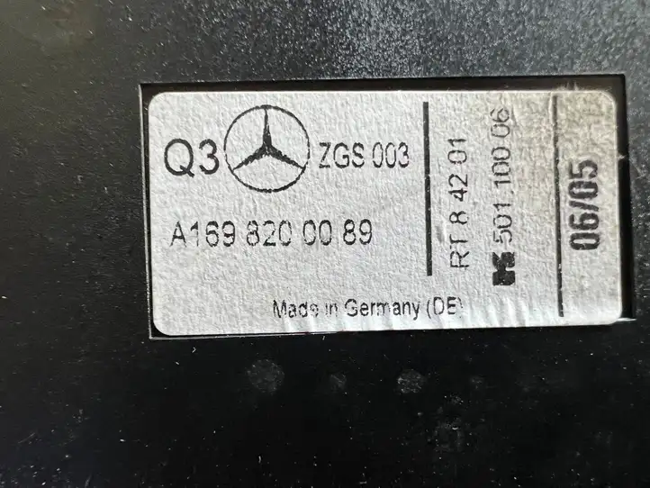 Mercedes-Benz A W169 (2004 - 2012) A1698200089 Усилитель антенны — фото 2