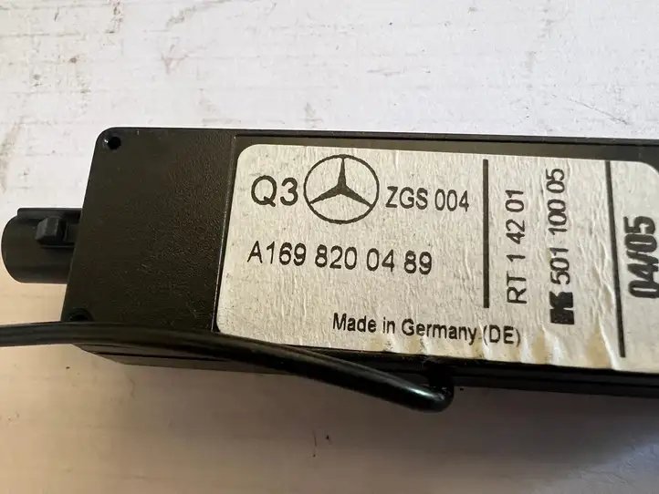Mercedes-Benz A W169 (2004 - 2012) A1698200489 Усилитель антенны — фото 3
