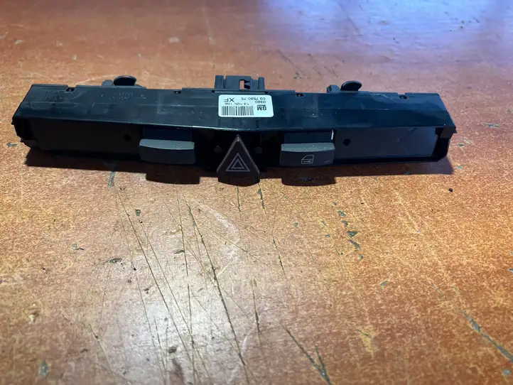 Opel Zafira (2006 - 2008)  13100105 Включатель аварийных фонарей