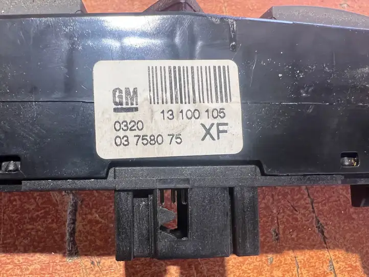 Opel Zafira (2006 - 2008)  13100105 Включатель аварийных фонарей