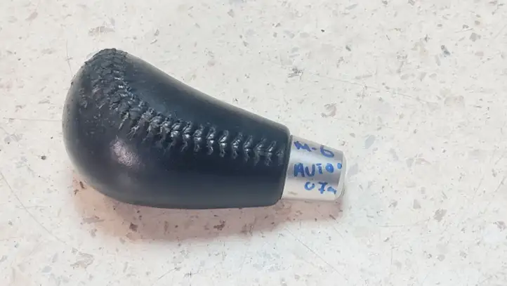 Mazda 6. (2005 - 2007)   Отделка рычага переключения передач (кожа, головка)