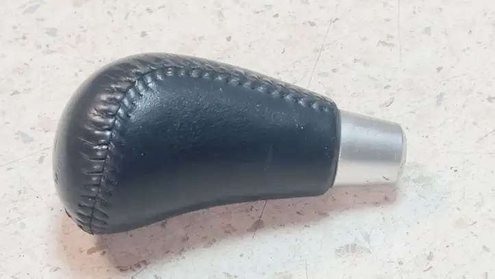 Mazda 6. (2005 - 2007)   Отделка рычага переключения передач (кожа, головка)