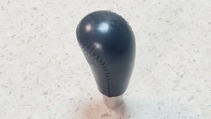 Mazda 6. (2005 - 2007)   Отделка рычага переключения передач (кожа, головка)