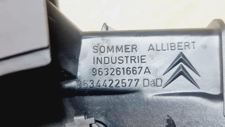 Citroen C5 (2001 - 2004) 963261667A Боковой воздушный дефлектор — фото 4