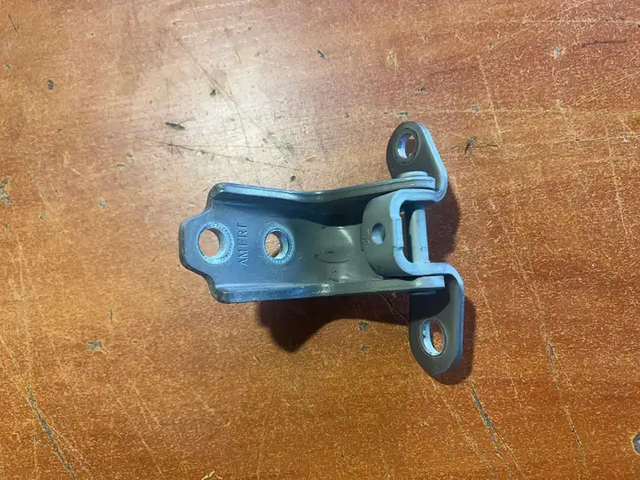 Kia Soul (2011 - 2014) I120075 Верхняя петля передней двери — фото 2