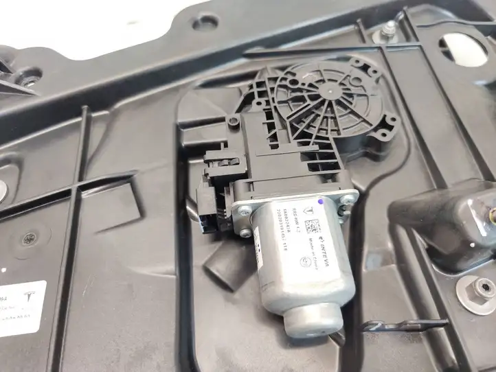 Tesla Model 3 (2017 - 2023)  161644599A Передний комплект электрического механизма для подъема окна