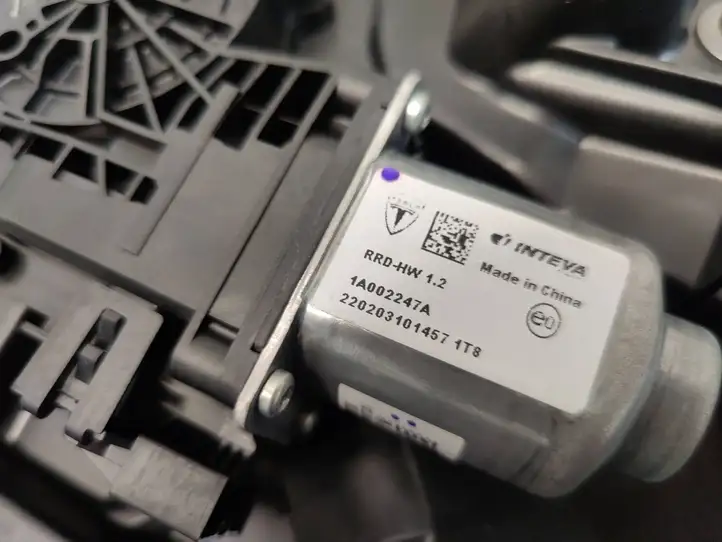 Tesla Model 3 (2017 - 2023)  161644599A Передний комплект электрического механизма для подъема окна