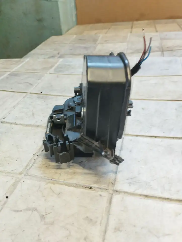 BMW 1 E81 E87 (2004 - 2011)  7202148 Замок задней двери