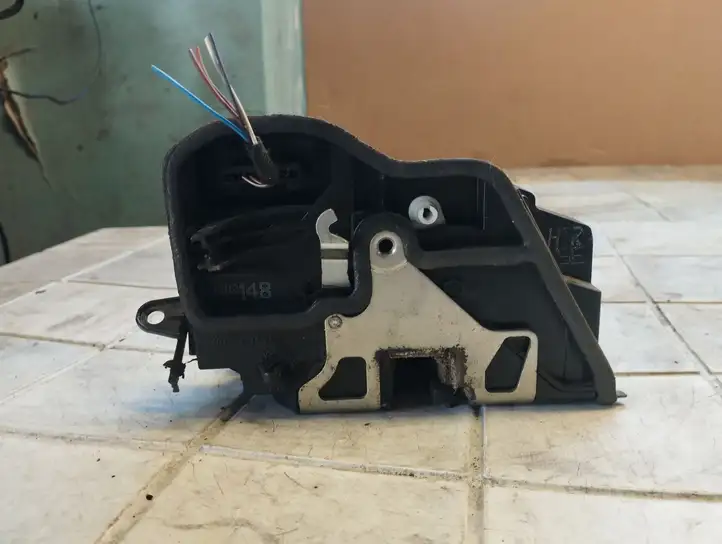 BMW 1 E81 E87 (2004 - 2011)  7202148 Замок задней двери