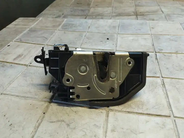 BMW 1 E81 E87 (2004 - 2011)  7202148 Замок задней двери