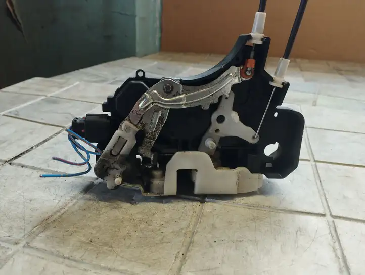 Mitsubishi Colt (2008 - 2012) Замок задней двери — фото 2
