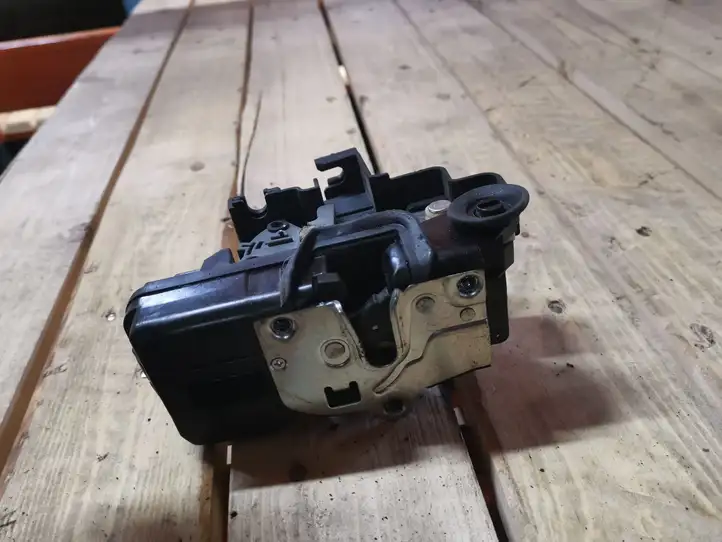 Opel Antara (2006 - 2011)   Замок задней двери