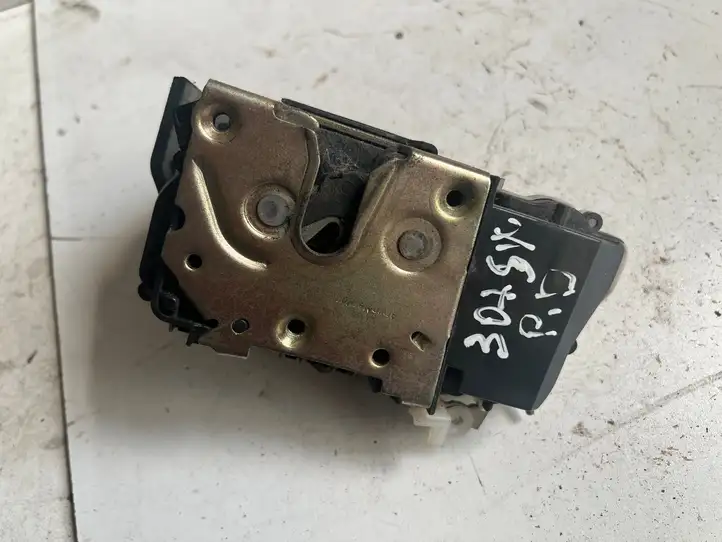 Peugeot 307 (2005 - 2008)   Замок передней двери