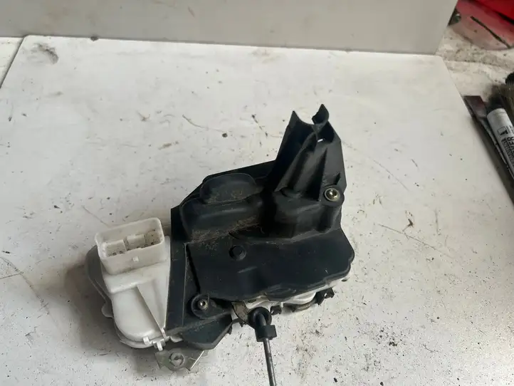 Peugeot 307 (2005 - 2008)   Замок передней двери