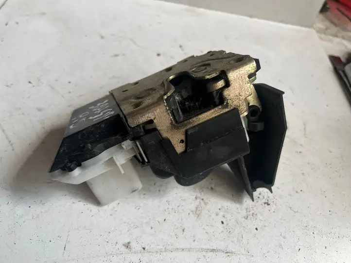 Peugeot 307 (2005 - 2008)   Замок передней двери