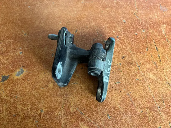 Mercedes-Benz A W169 (2004 - 2012)   Верхняя петля задней двери