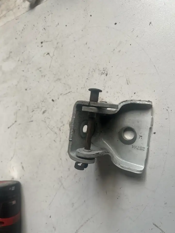 Citroen C3 (2002 - 2009)   Верхняя петля задней двери