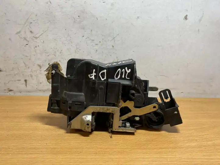 Mercedes-Benz E W210 (1995 - 2002)  2027204435 Замок передней двери