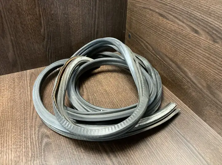 Mercedes-Benz Sprinter W901 W902 W903 W904 (1995 - 2007) A9016970398 Уплотнитель стекла передней двери — фото 2