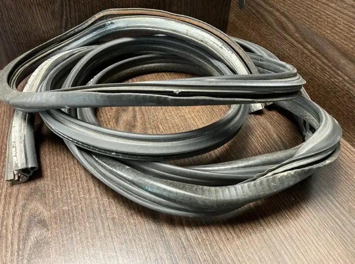 Mercedes-Benz Sprinter W901 W902 W903 W904 (1995 - 2007) A9016970398 Уплотнитель стекла передней двери — фото 4