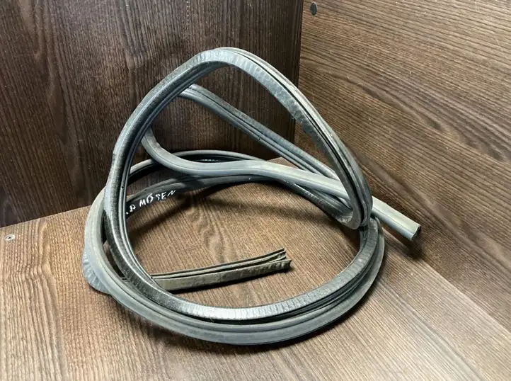 Mercedes-Benz Sprinter W901 W902 W903 W904 (1995 - 2007) A9016970398 Уплотнитель стекла передней двери — фото 2