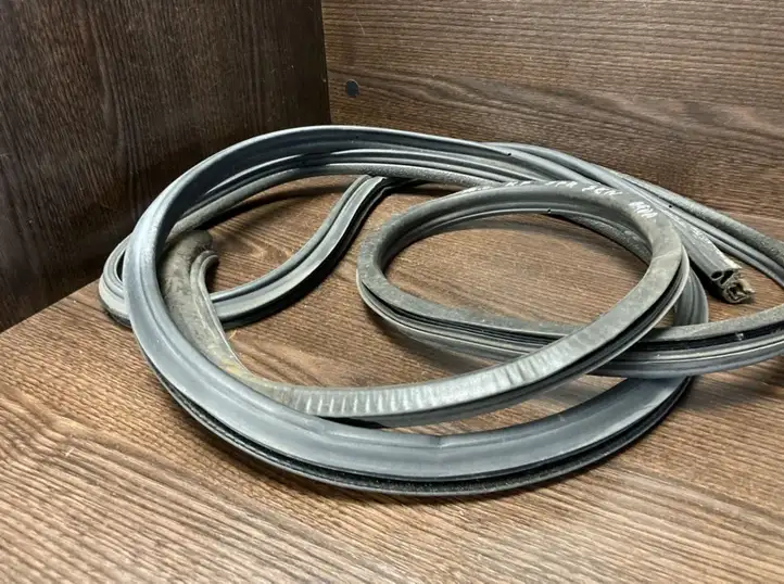 Mercedes-Benz Sprinter W901 W902 W903 W904 (1995 - 2007) A9016970398 Уплотнитель стекла передней двери — фото 2
