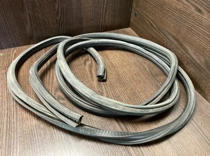 Mercedes-Benz Sprinter W901 W902 W903 W904 (1995 - 2007) A9016970398 Уплотнитель стекла передней двери — фото 2