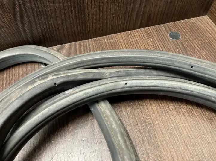 Mercedes-Benz Sprinter W901 W902 W903 W904 (1995 - 2007) A9016970398 Уплотнитель стекла передней двери — фото 4