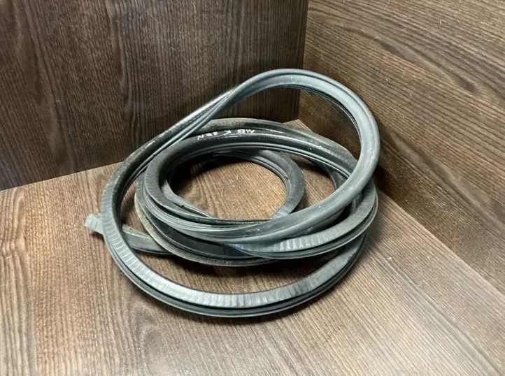 Mercedes-Benz Sprinter W901 W902 W903 W904 (1995 - 2007) A9016970398 Уплотнитель стекла передней двери — фото 1