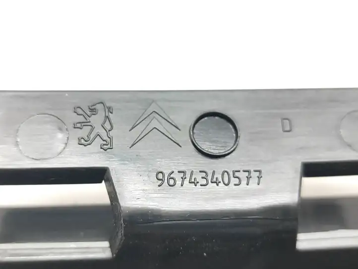 Peugeot 208 (2015 - 2019) 9674340577 Накладка стекла задней двери — фото 3