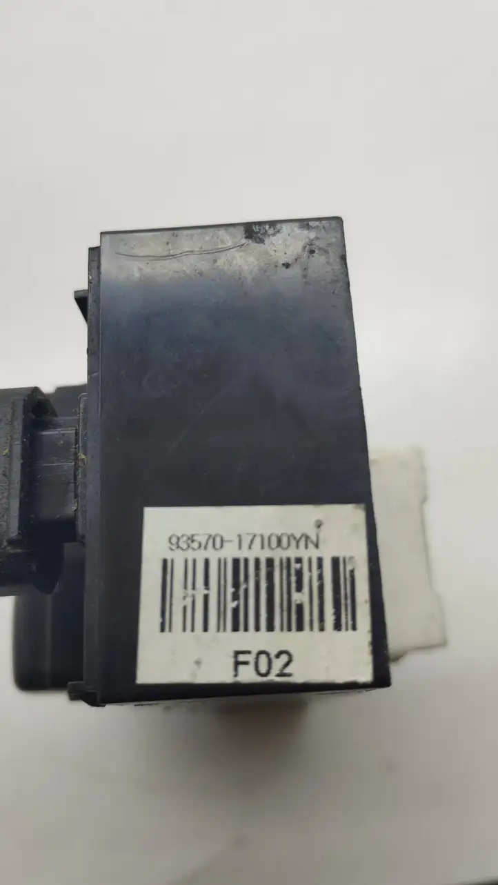 Hyundai Matrix (2001 - 2005) 9357017100YN Кнопка стеклоподъемников — фото 2
