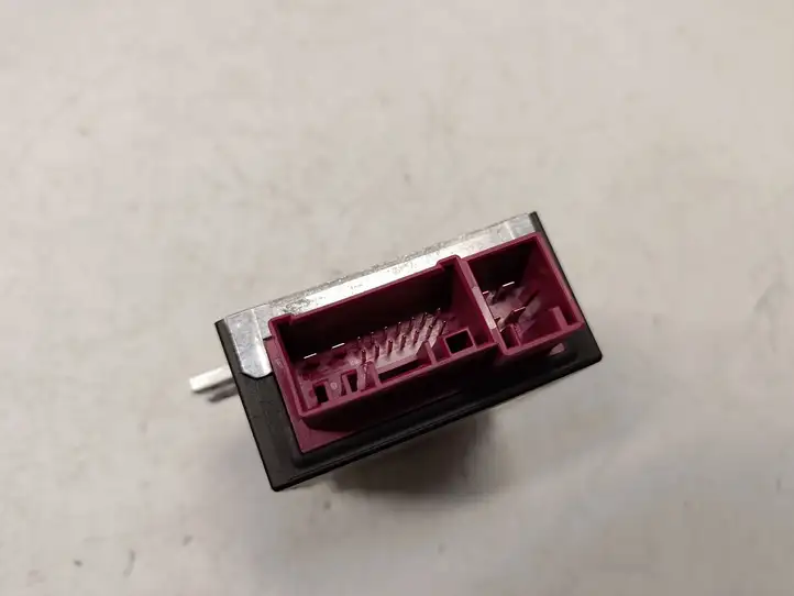 BMW 5 E60 E61 (2004 - 2010)  16147180427 Блок управления топливного насоса