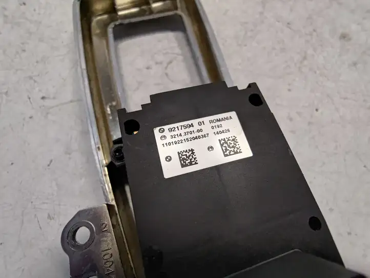 BMW 5 F10 F11 (2009 - 2016)  9217594 Включатель ручного тормоза