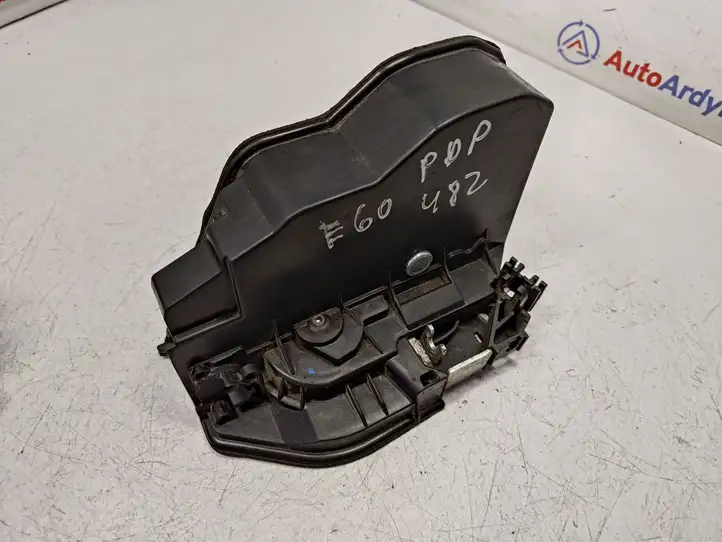 BMW 5 E60 E61 (2004 - 2010)  7167074 Замок передней двери