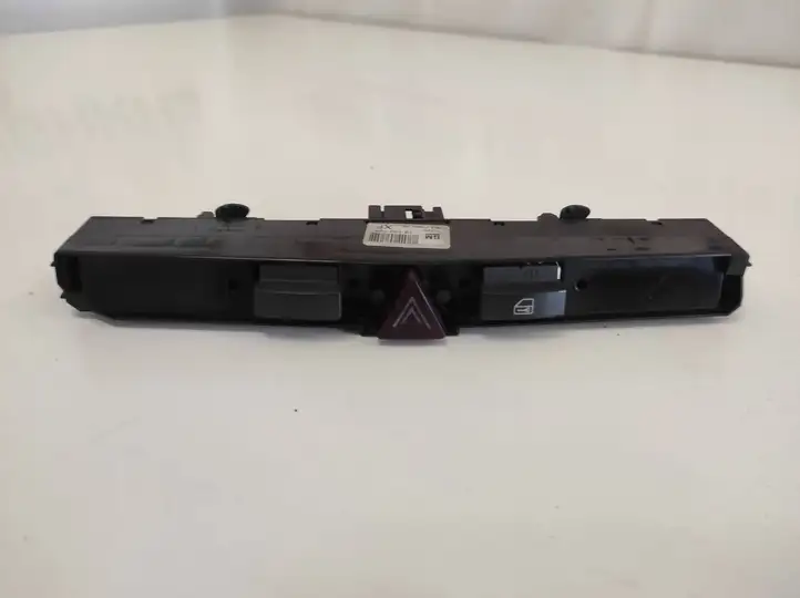 Opel Astra H (2004 - 2009) 13100105 Включатель аварийных фонарей — фото 3