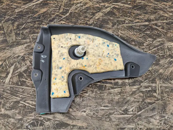 Maserati Quattroporte (2003 - 2008)   Отделка стойки (C)