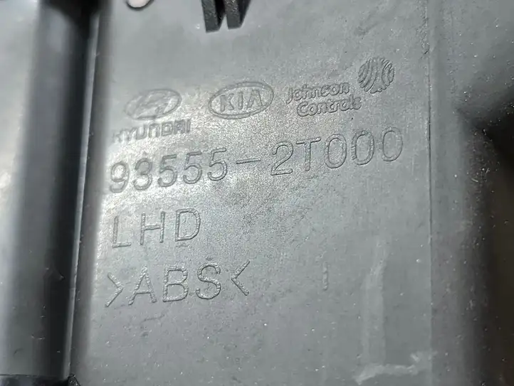 Kia Optima (2010 - 2013) 935552T000 Кнопка закрытия крышки багажника — фото 3