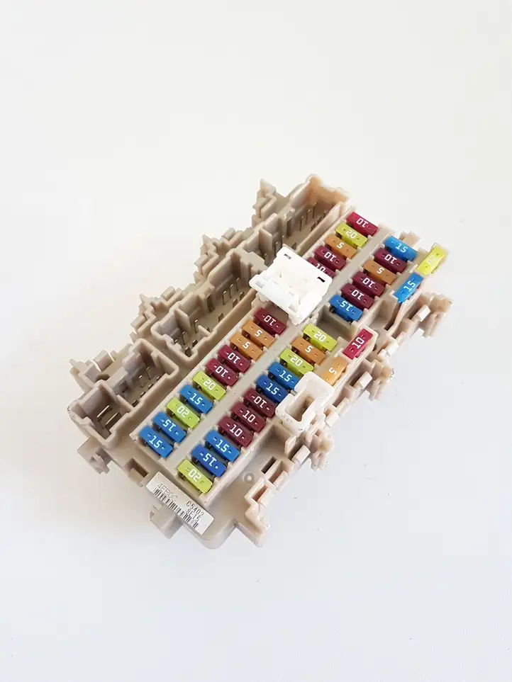 Nissan Qashqai (2017 - 2020)  252307990A Ящик предохранителей (комплект)