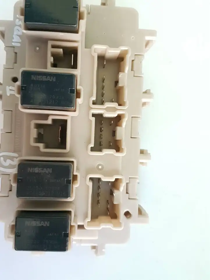 Nissan Qashqai (2017 - 2020)  252307990A Ящик предохранителей (комплект)