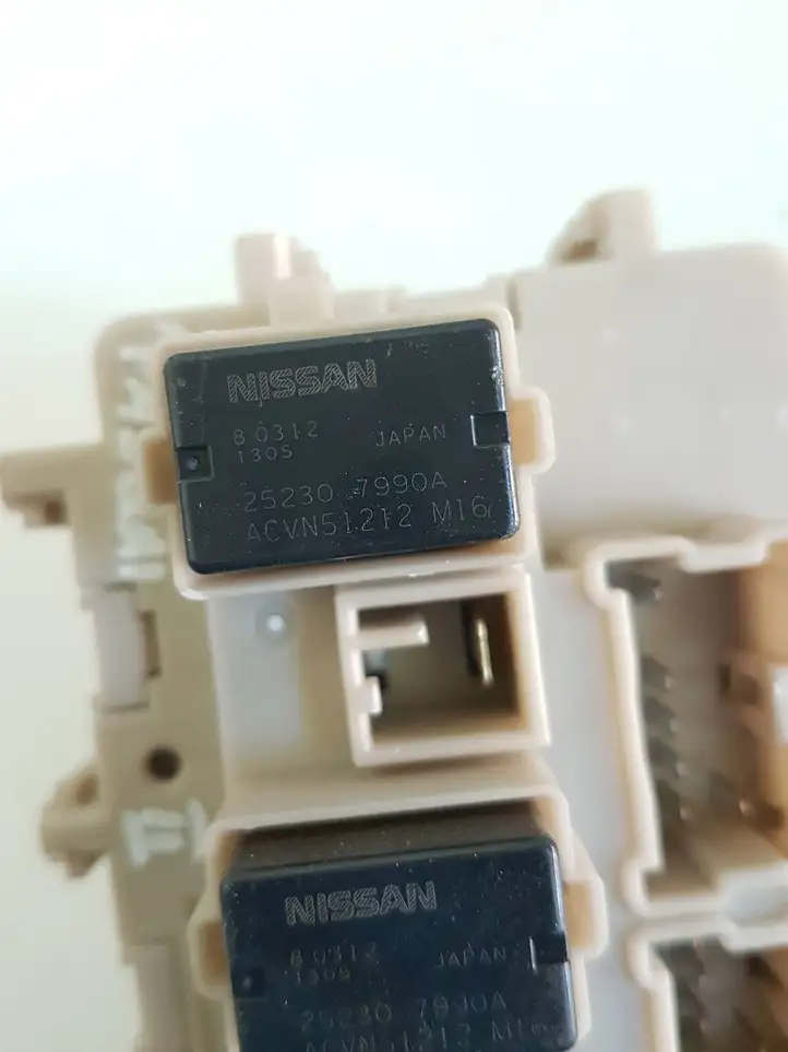 Nissan Qashqai (2017 - 2020)  252307990A Ящик предохранителей (комплект)