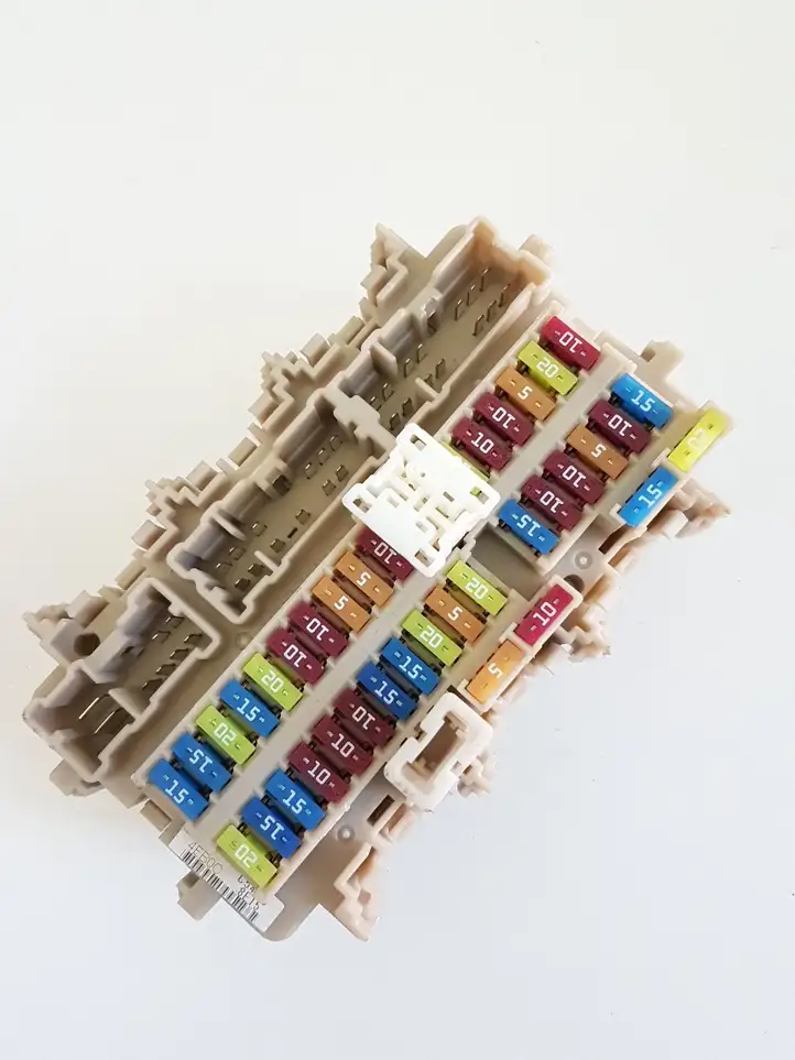 Nissan Qashqai (2017 - 2020)  252307990A Ящик предохранителей (комплект)