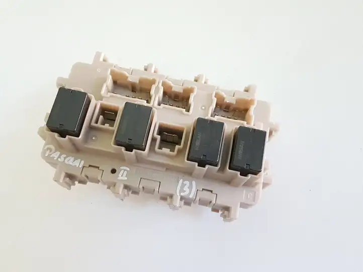 Nissan Qashqai (2017 - 2020)  252307990A Ящик предохранителей (комплект)