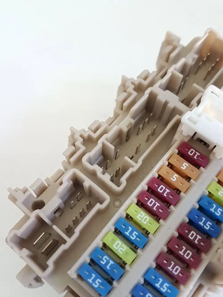 Nissan Qashqai (2017 - 2020)  252307990A Ящик предохранителей (комплект)