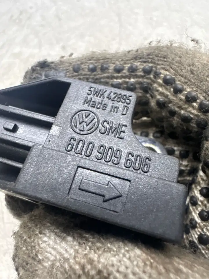 Volkswagen PASSAT B5.5 (2001 - 2005) 6Q0909606 Датчик удара SRS — фото 2
