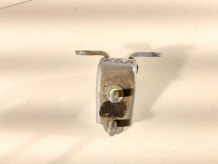 Honda Jazz (2004 - 2008)   Нижняя петля задней двери